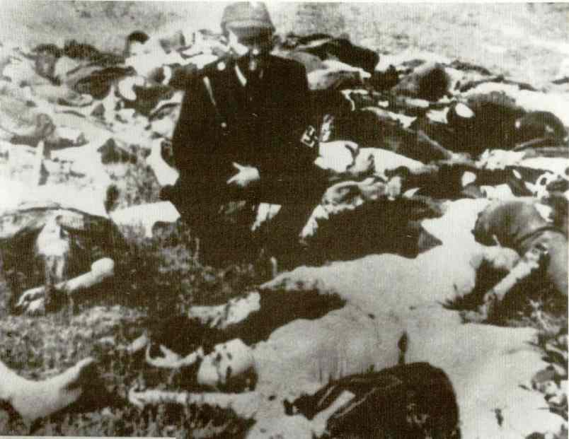 Густи Мајер, гробље Урије, јула 1942. На фотографији је препозната Неда Драчина из Босанске Дубице.